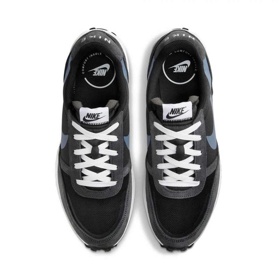 waffle-debut-schwarze-sneakers