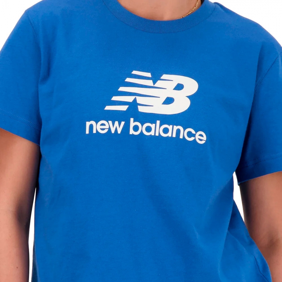 blaues-t-shirt-mit-gestapeltem-logo