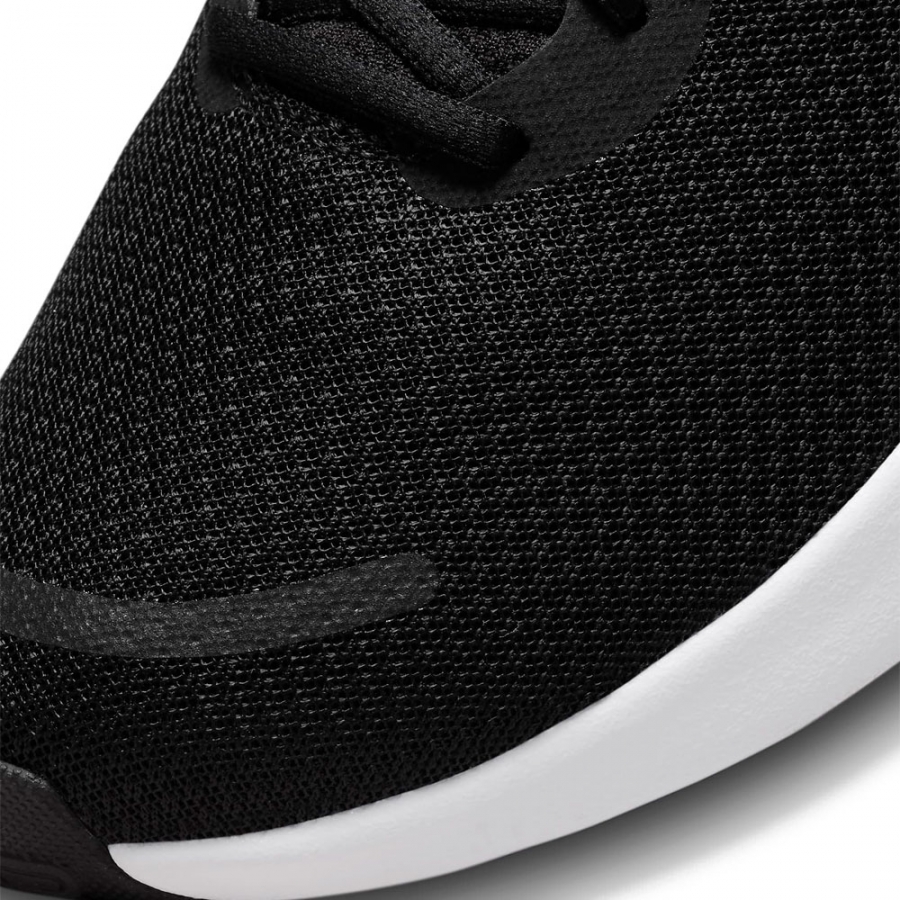 revolution-7-black-sneakers