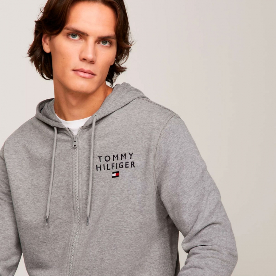 sweatshirt-mit-kapuze-und-logo