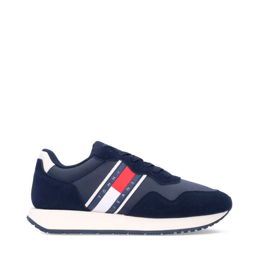 moderne-sneakers-aus-wildleder-im-running-stil