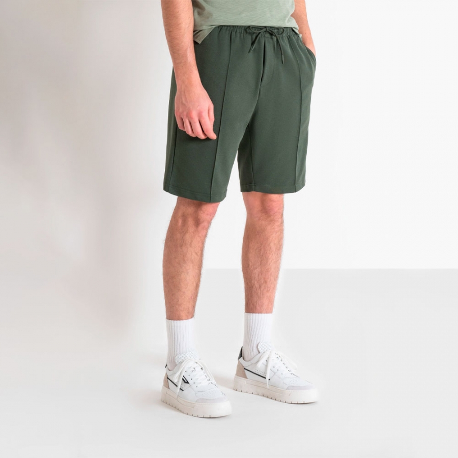 shorts-in-gabardina-taglio-carota-con-targa-logo