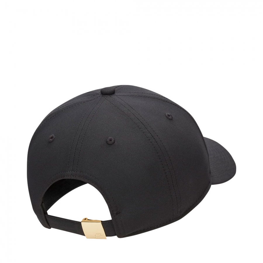 casquette-structuree-avec-logo-metallique