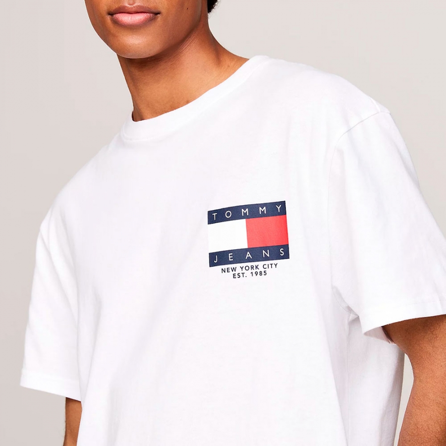 camiseta-con-logo-en-la-espalda