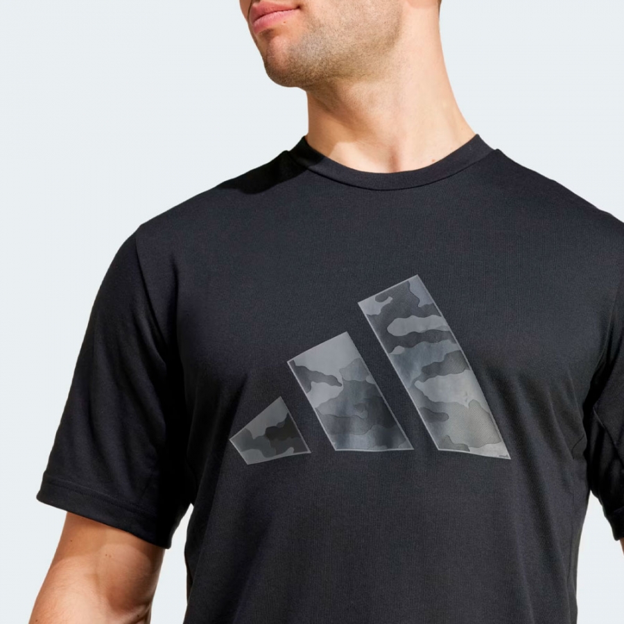 camiseta-train-essentials-camo-graphic-logo