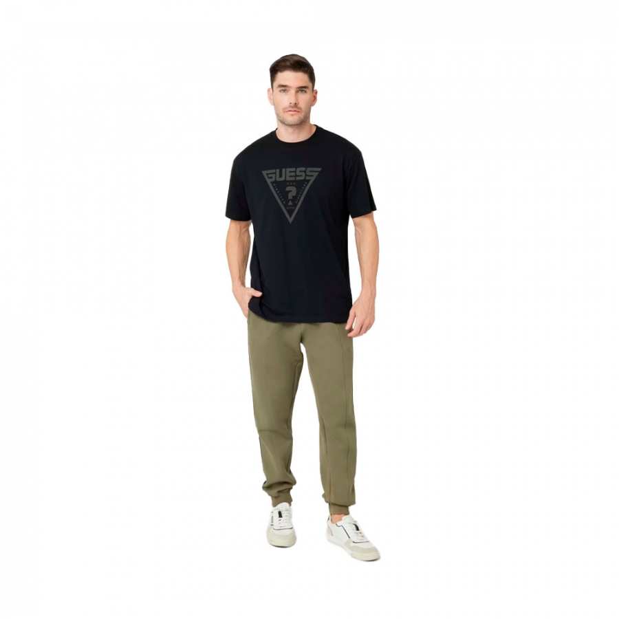 t-shirt-com-logotipo-triangulo