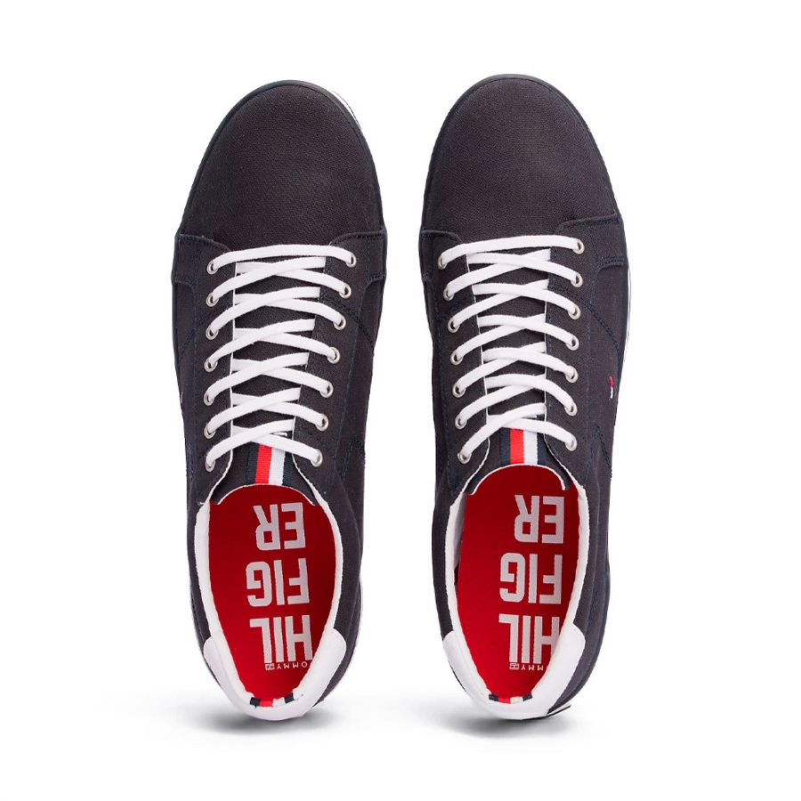 canvas-sneakers-with-lace-ups