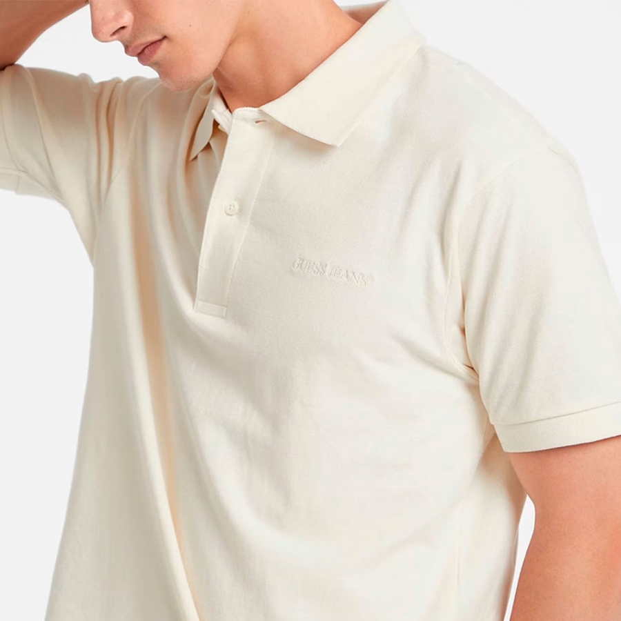 poloshirt-mit-aufgesticktem-logo