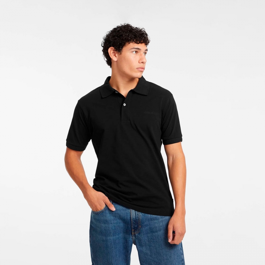 poloshirt-mit-aufgesticktem-logo