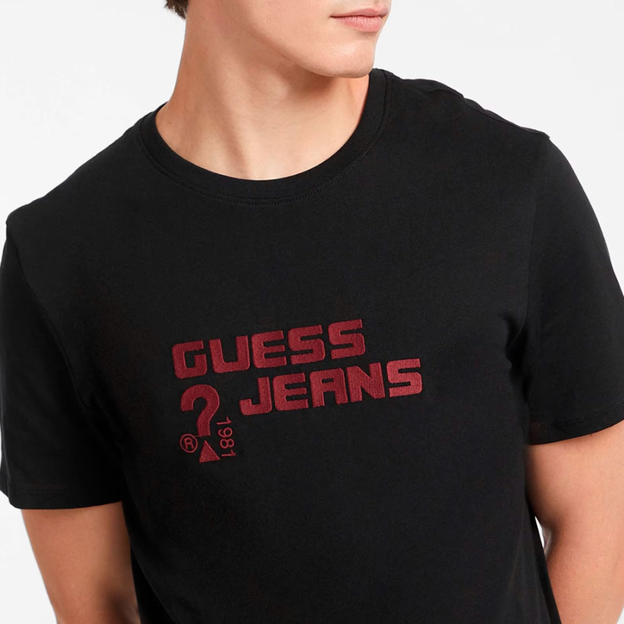 t-shirt-mit-aufgesticktem-logo