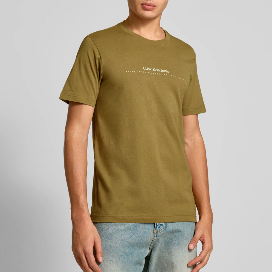 camiseta-con-logo-minimalista