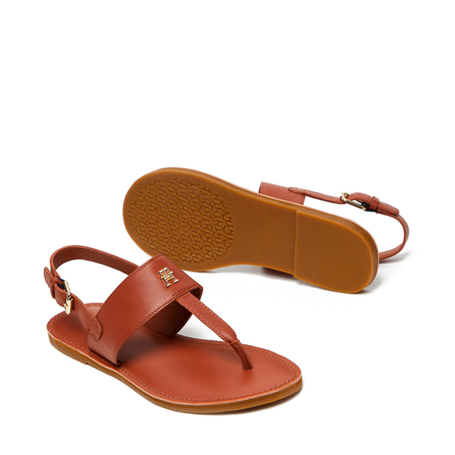 flache-sandalen-mit-riemen-und-monogrammplatte