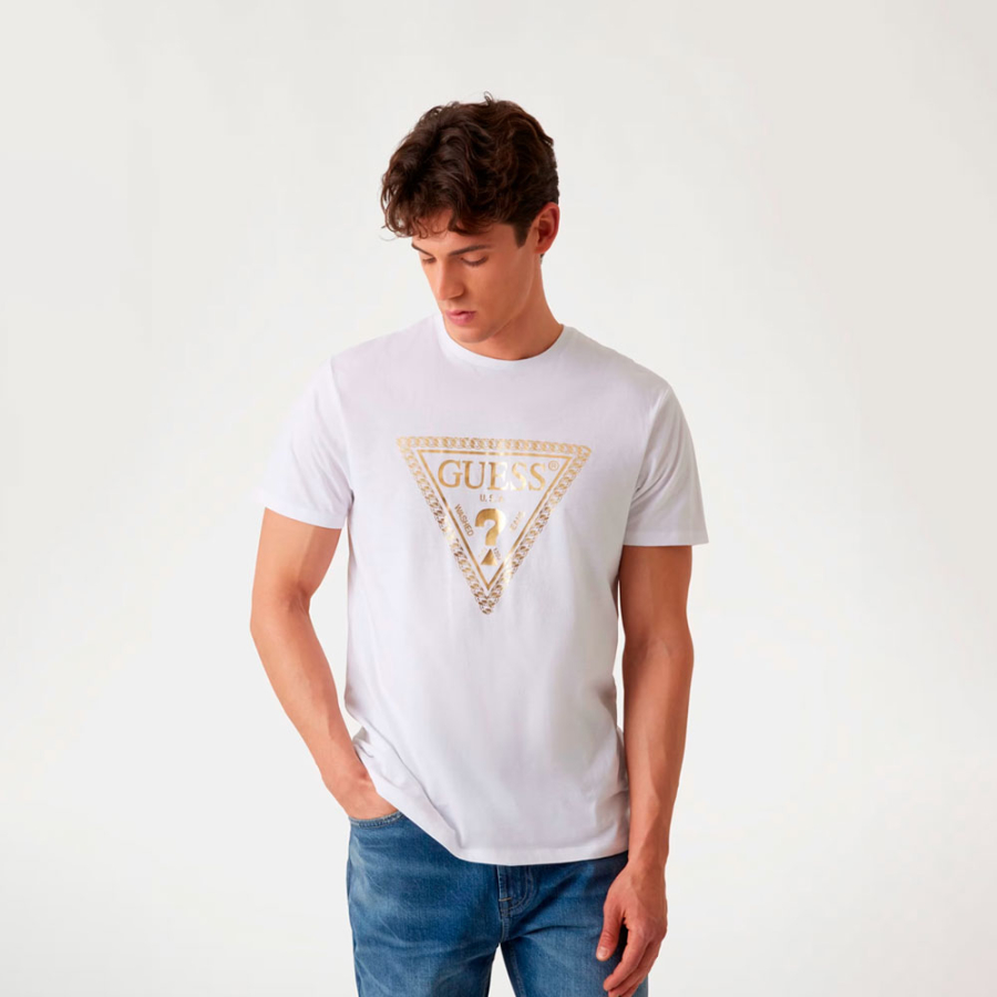 t-shirt-mit-dreieckigem-logo