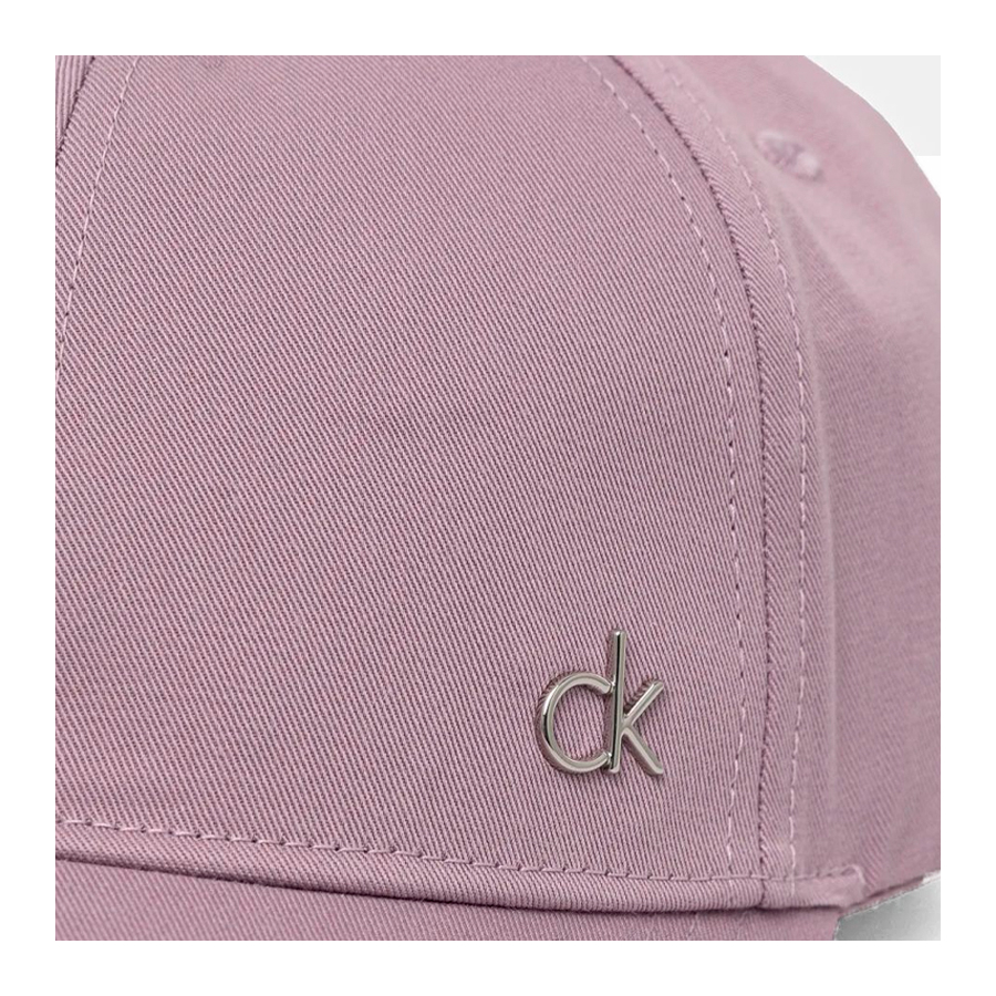 casquette-avec-logo-metallique