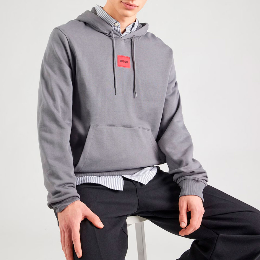 hoodie-mit-logo-etikett