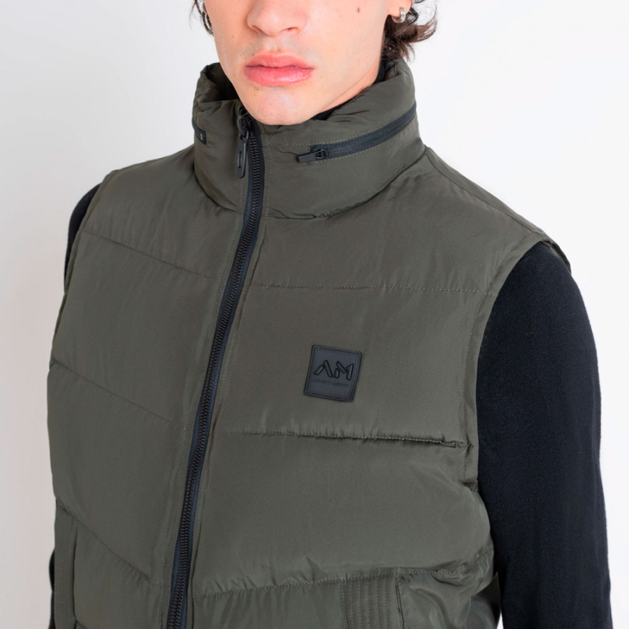 chaqueta-sin-mangas-regular-fit-con-relleno-sintetico-dupont-sorona