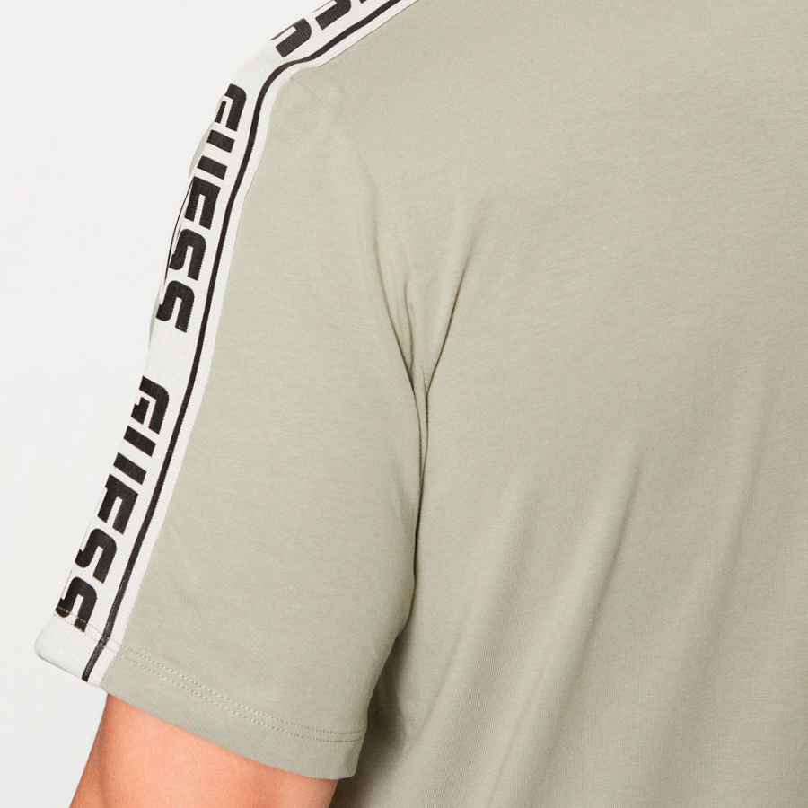 camiseta-elastica-con-logotipo-frontal