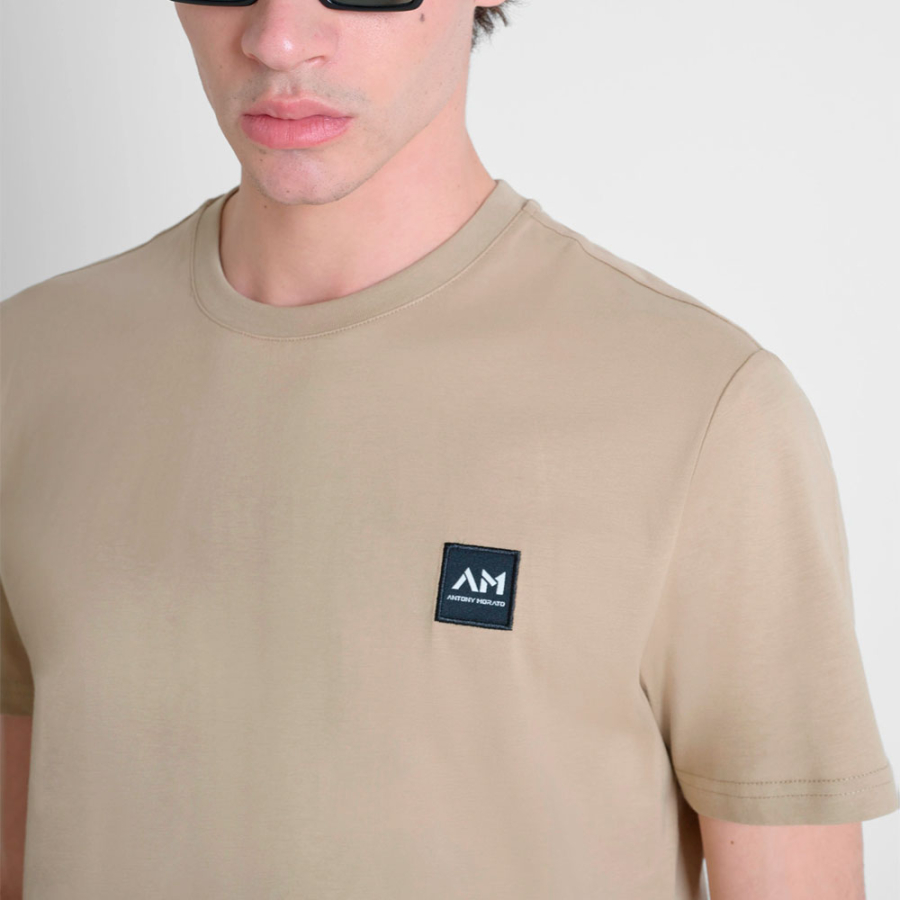 camiseta-regular-fit-com-logotipo-em-tecido